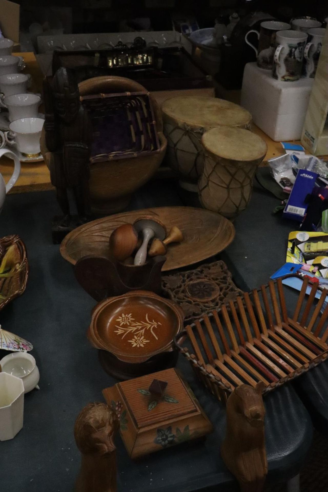 A QUANTITY OF TREEN ITEMS TO INCLUDE A SET OF TWO ANIMAL HIDE AFRICAN DRUMS, DARNING MUSHROOMS, - Bild 4 aus 4