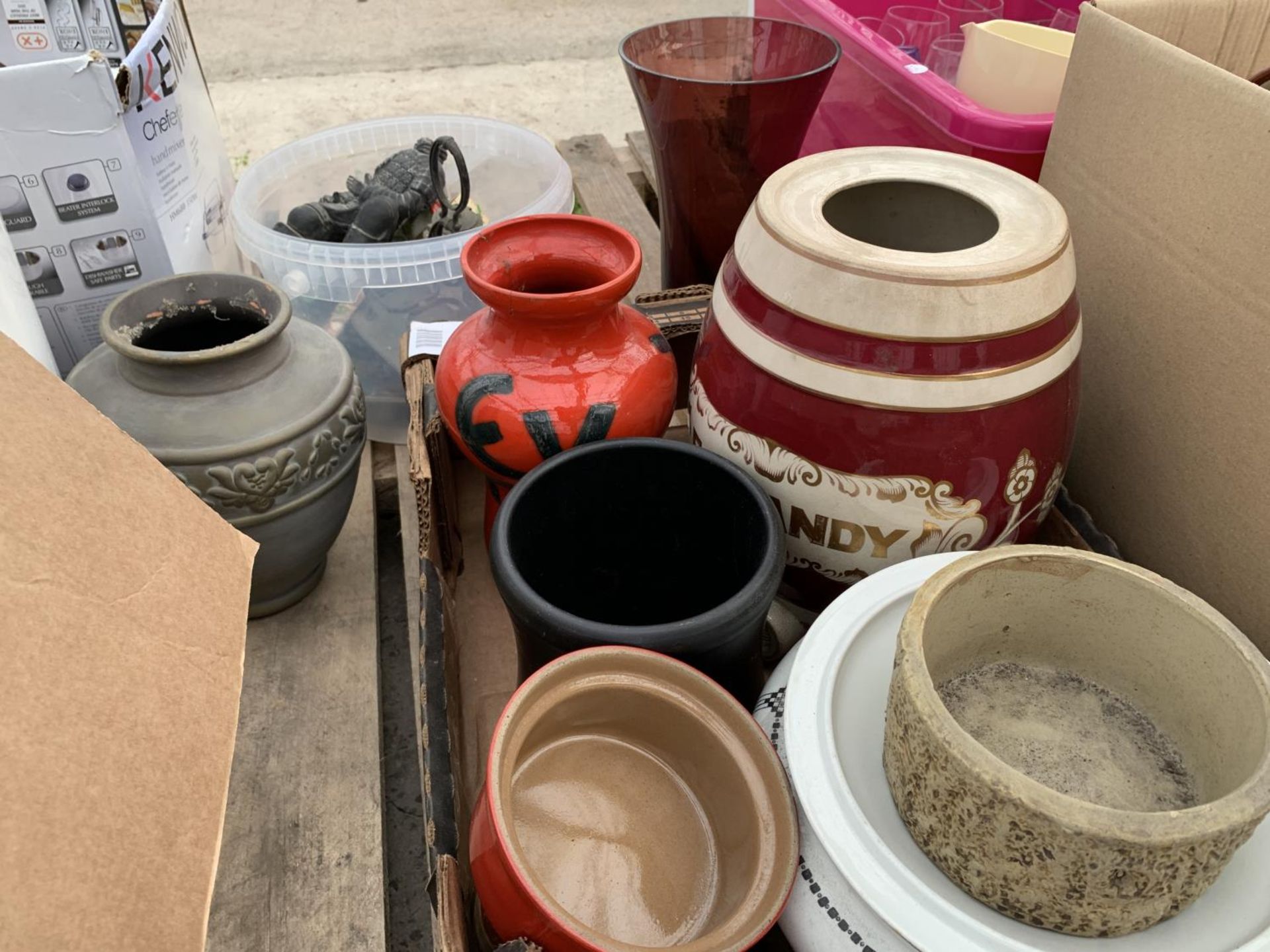 AN ASSORTMENT OF HOUSEHOLD CLEARANCE ITEMS TO INCLUDE CERAMICS AND A VASE ETC - Bild 2 aus 4