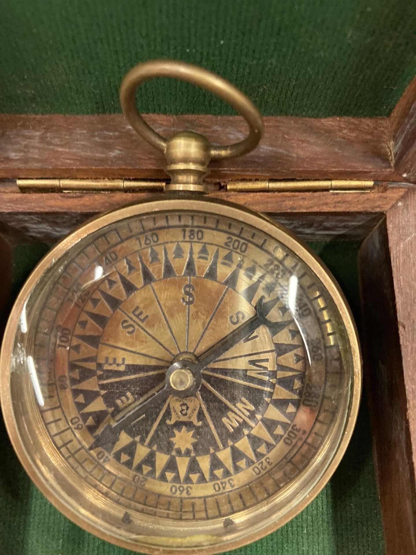 A VINTAGE STYLE 'MADE FOR ROYAL NAVY' COMPASS IN A WOODEN BOX - Image 2 of 3