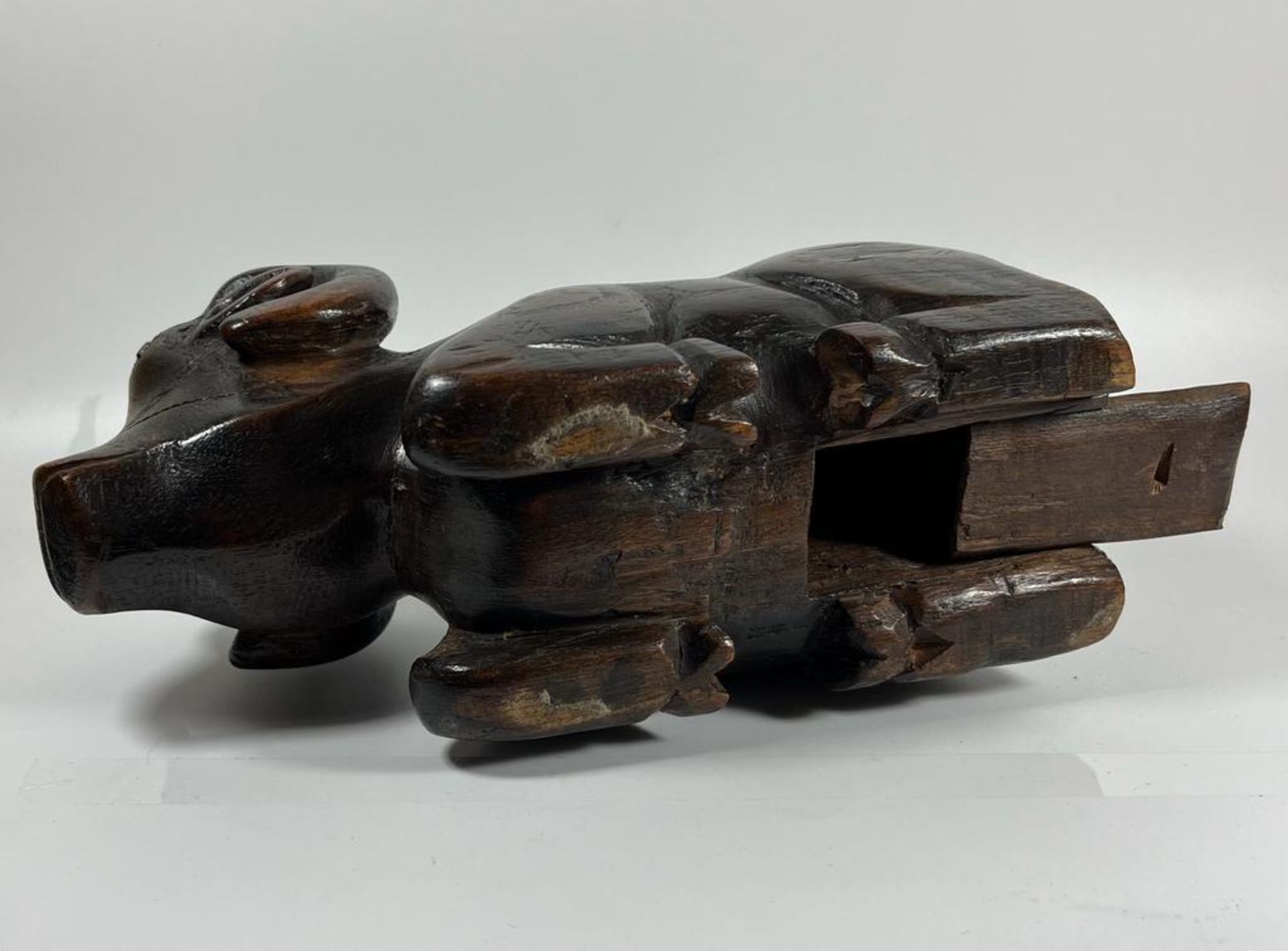 A VINTAGE AFRICAN TRIBAL HARDWOOD MODEL OF A RAM WITH SECRET UNDER CARRIAGE COMPARTMENT, LENGTH 27 - Image 4 of 7