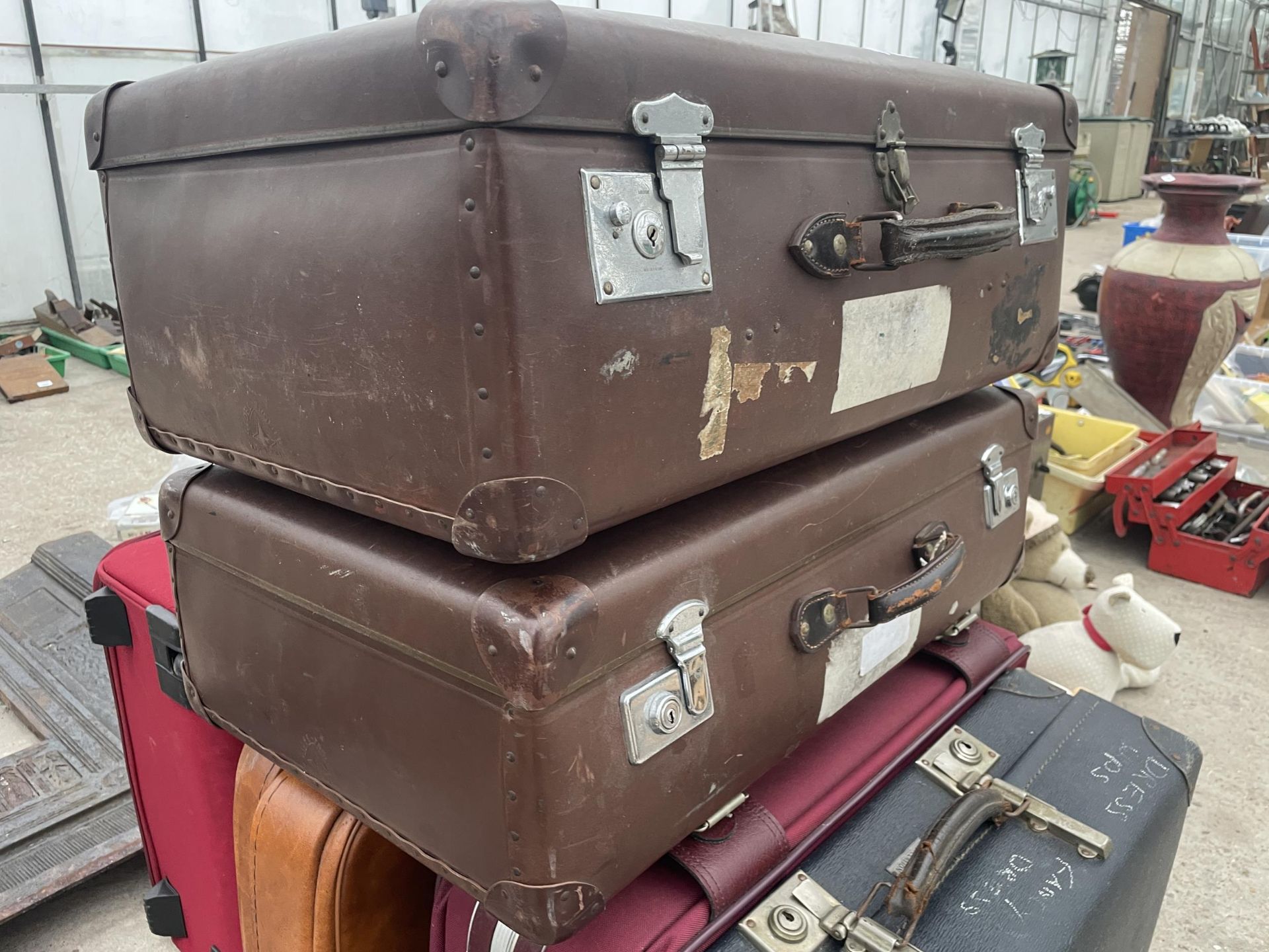 SIX VARIOUS SUITCASES TO INCLUDE VINTAGE EXAMPLES - Image 3 of 3