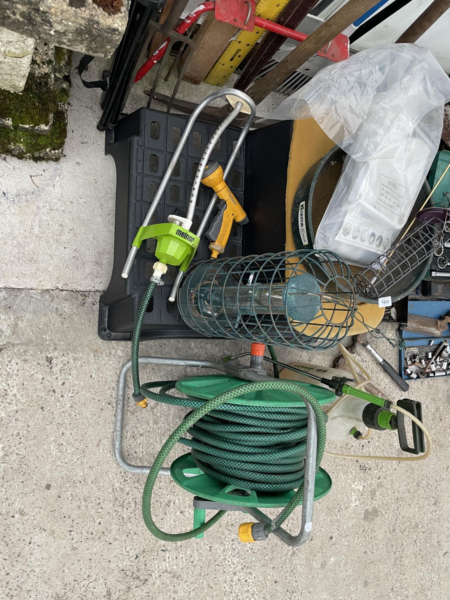 A LARGE ASSORTMENT OF GARDEN ITEMS TO INCLUDE A HOSE REEL, SPADE AND FORK ETC - Image 3 of 4