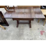 A MID 20TH CENTURY OAK DRAW-LEAF DINING TABLE