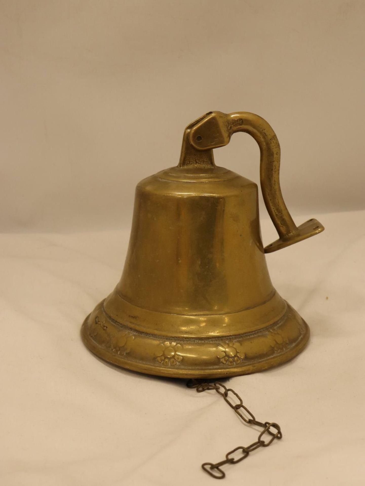 A LARGE HEAVY BRASS WALL BELL, HEIGHT 20CM