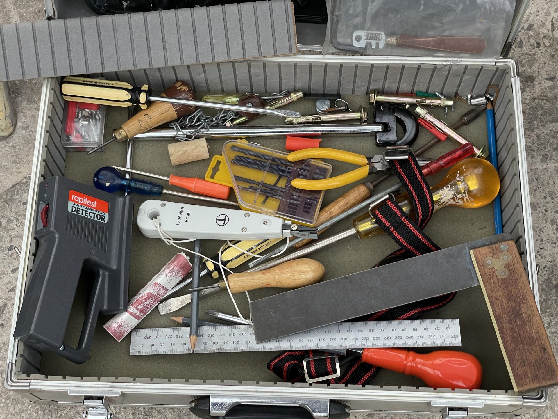 AN ASSORTMENT OF TOOLS TO INCLUDE SCREW DRIVERS AND PLIERS ETC - Image 2 of 3