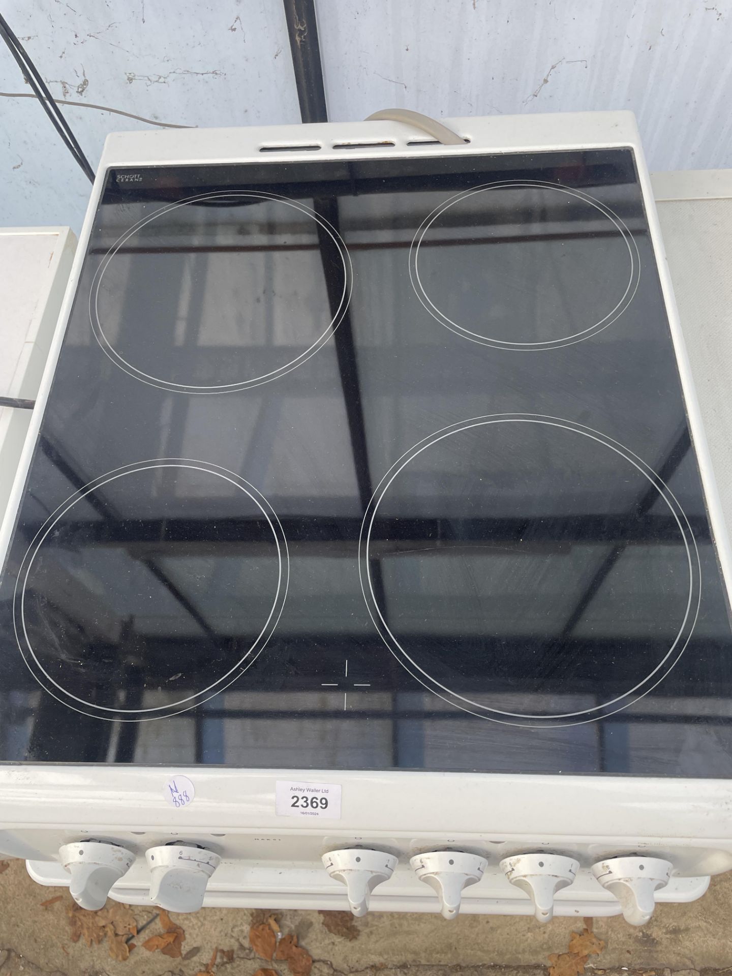 A BLACK AND WHITE HOTPOINT ELECTRIC FREESTANDING OVEN AND HOB - Image 3 of 5