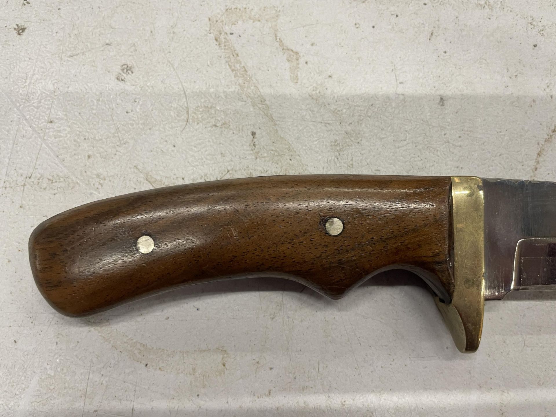 A WOODEN HANDLED HUNTING KNIFE - Image 2 of 3