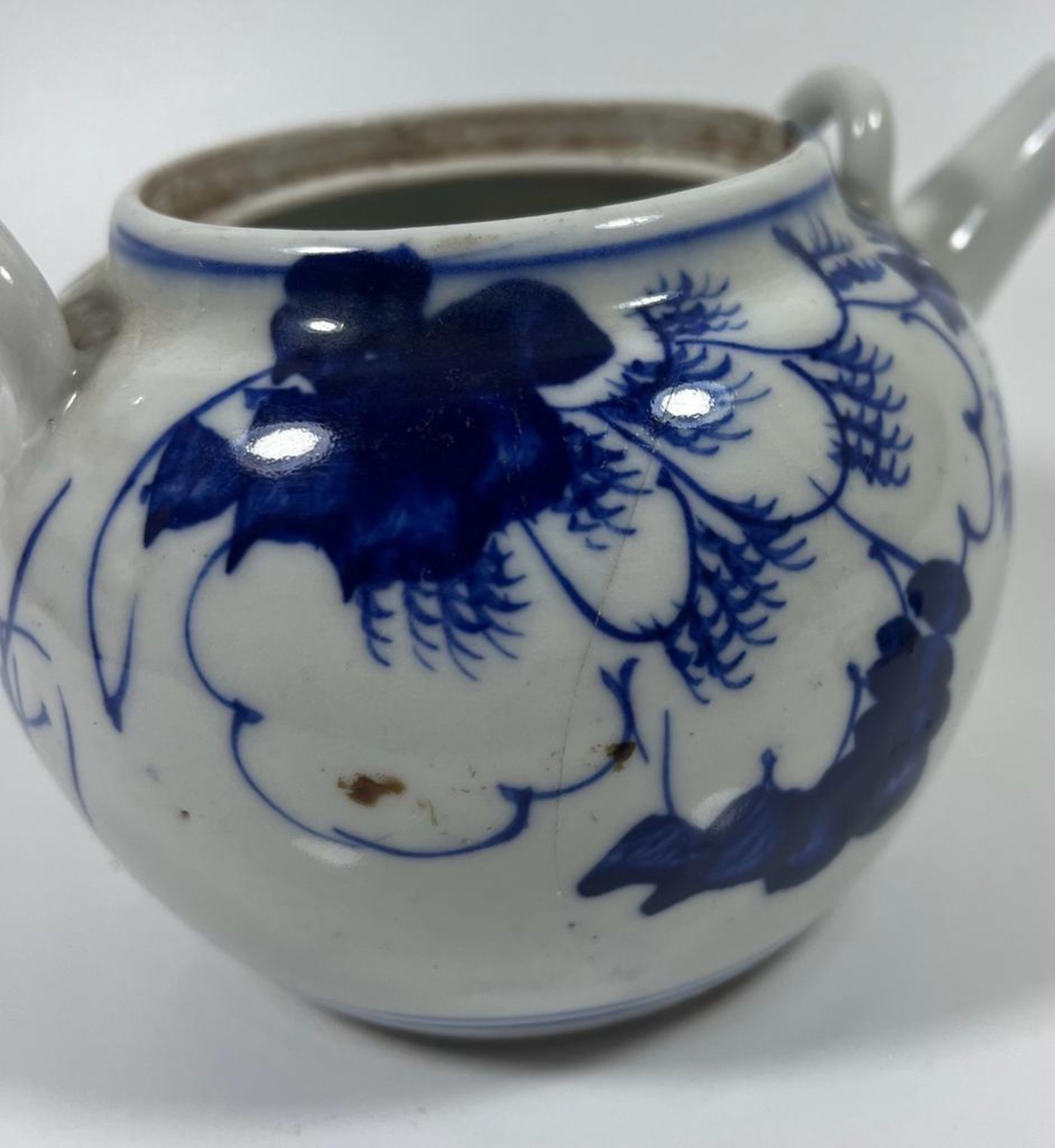 A VINTAGE JAPANESE BLUE AND WHITE SAKE / TEA POT, HEIGHT 10 CM - Image 6 of 9