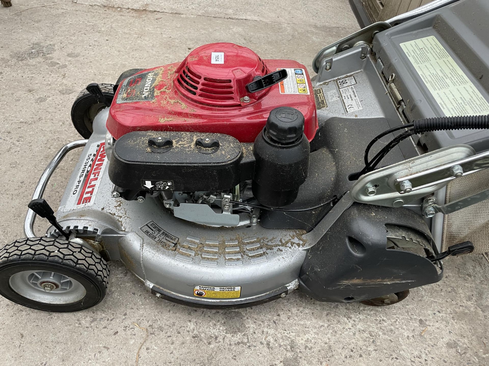 A LAWNFLITE PRO 553 ROTARY MOWER WITH HONDA ENGINE AND GRASS BOX - Image 3 of 6