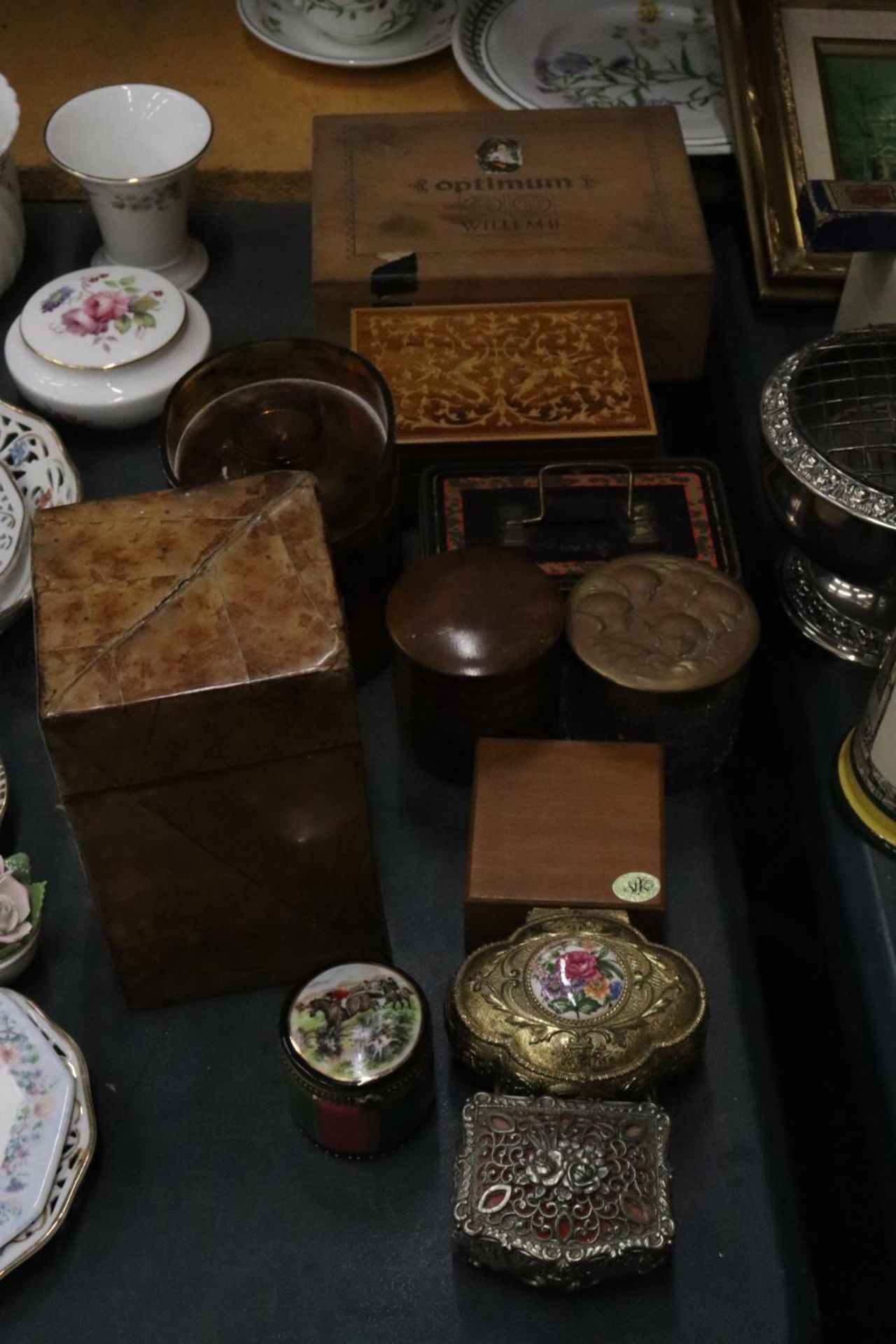 A QUANTITY OF VINTAGE WOODEN AND CERAMIC BOXES AND TRINKET BOXES