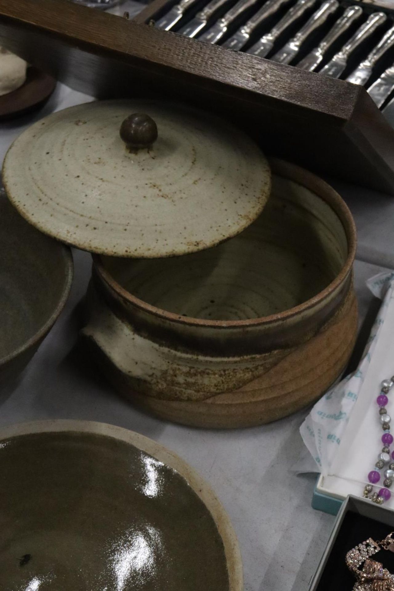 A QUANTITY OF EARTHENWARE TO INCLUDE A COOKING POT, BOWLS, PLATE, ETC., - Image 6 of 6