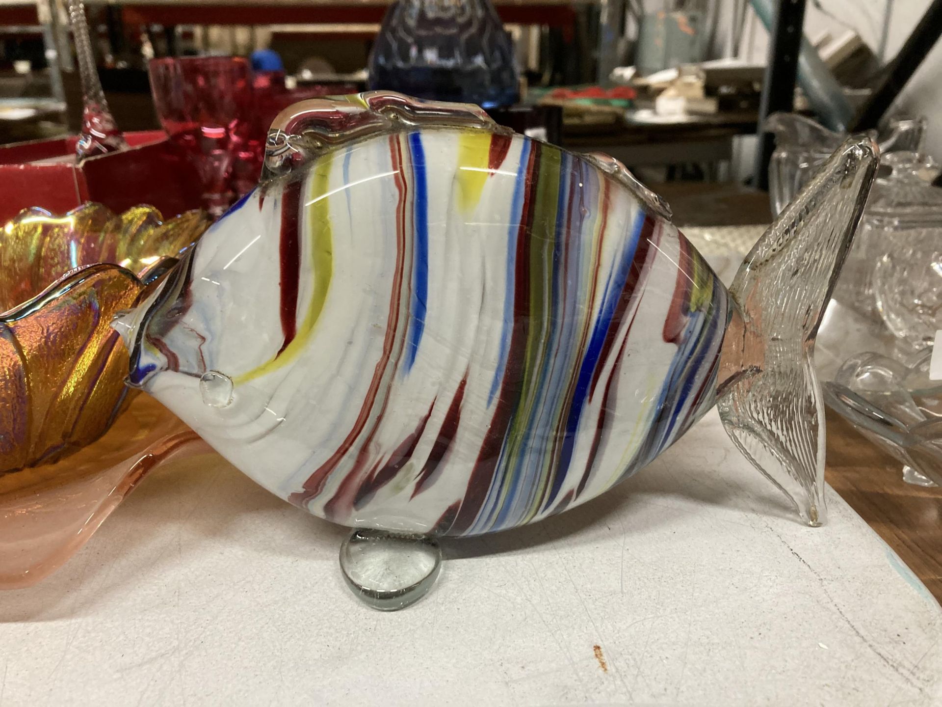 A QUANTITY OF GLASSWARE TO INCLUDE A MURANO STYLE FISH, CRANBERRY DRINKING GLASSES, BELL, BOWLS, - Image 3 of 4