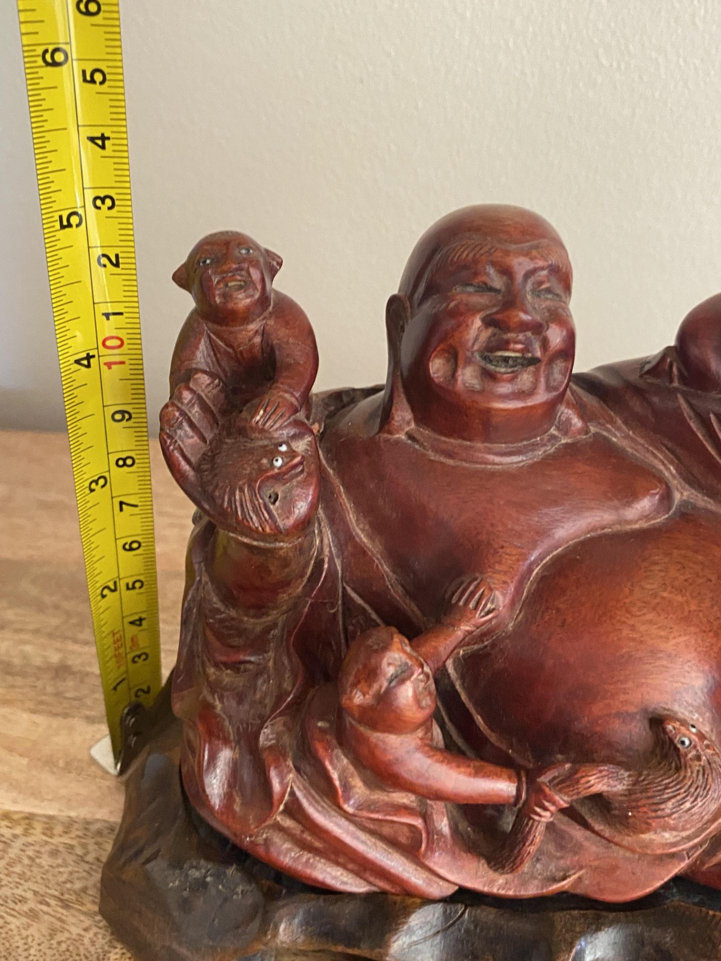AN ANTIQUE CHINESE QING CARVED ROOTWOOD FIGURE OF A BUDDHA FIGURE WITH CHILDREN WITH BONE EYES, 22 X - Image 9 of 9