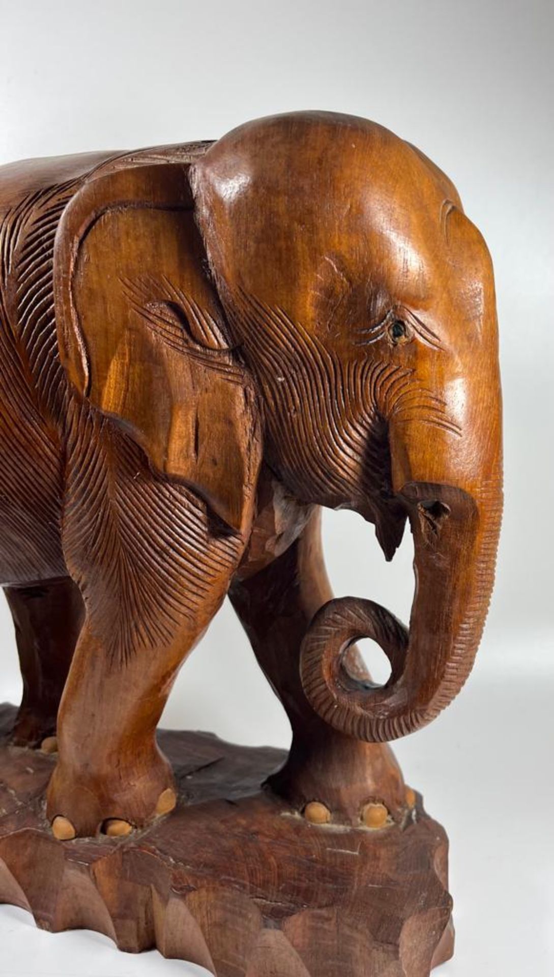 A LARGE AND HEAVY VINTAGE CARVED SOLID TEAK ELEPHANT MODEL, LIKELY CARVED FROM ONE PIECE OF TEAK - Image 4 of 10