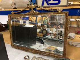 A LARGE DECORATIVE VINTAGE GILT FRAMED WALL MIRROR WITH TWIN HANDLED URN TOP