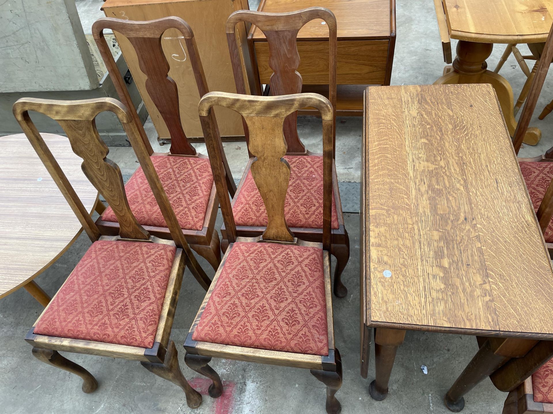 A MID 20TH CENTURY OAK GATELEG DINING TABLE AND SIX SIMILAR CHAIRS - Image 4 of 4