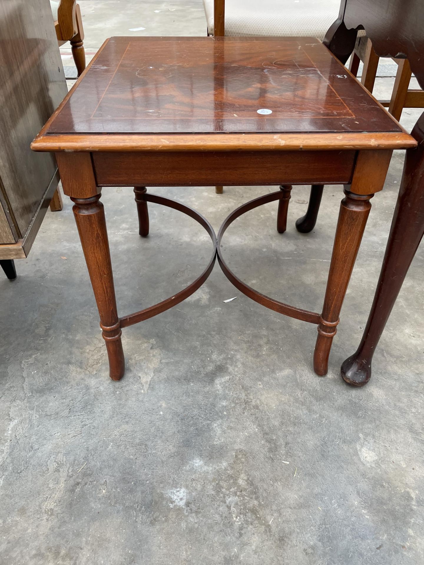 A TWO TIER MAHOGANY LAMP TABLE WITH DRAWER, SIMILAR TABLE AND SMALL OCCASIONAL TABLE ON TURNED LEGS - Bild 4 aus 4