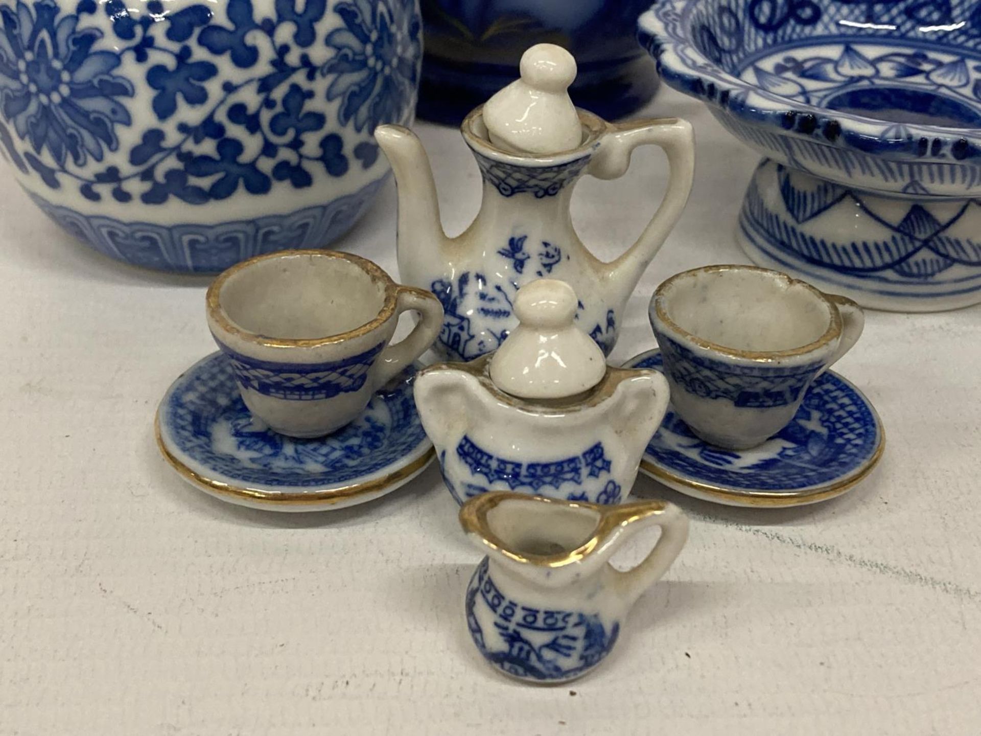 A GROUP OF BLUE AND WHITE ORIENTAL ITEMS TO INCLUDE SMALL GINGER JAR, VASE, MINIATURE TEASET, ETC., - Bild 4 aus 5