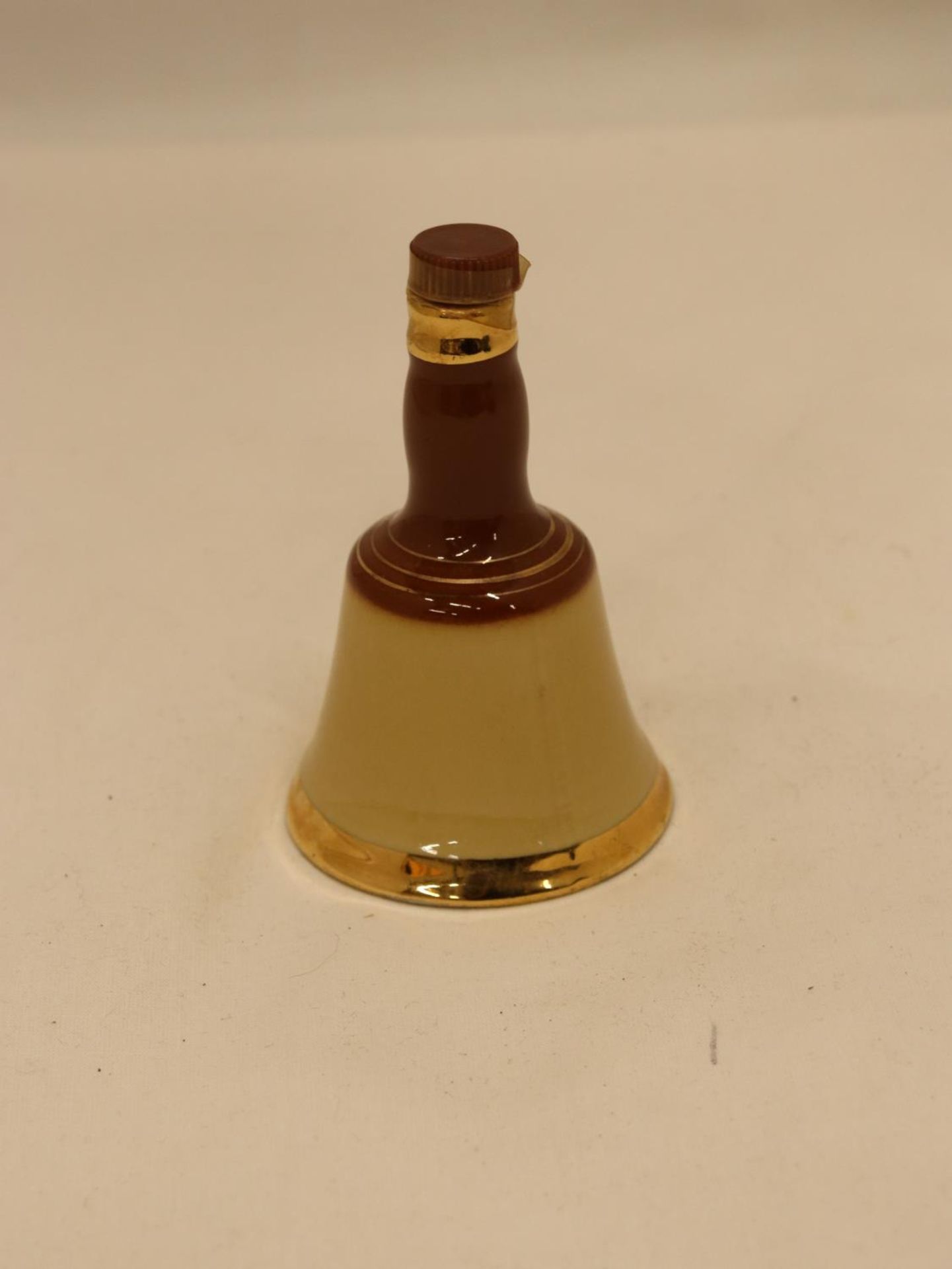 A SMALL BELL'S CERAMIC WHISKY DECANTER, HEIGHT 10CM - Image 3 of 4
