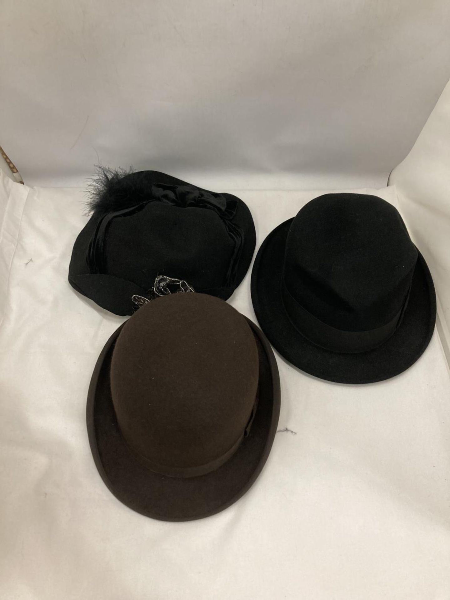 A CHRISTY'S LONDON BOWLER HAT, SIZE 6 7/8, A G A DUNN & CO LTD TRILBY HAT PLUS A VINTAGE LADIES HAT