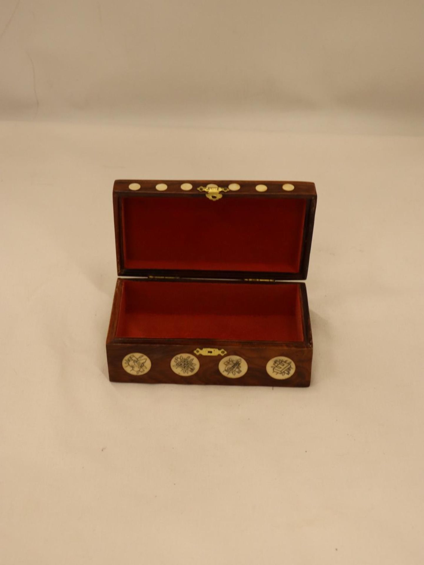 AN ORIENTAL BOX WITH BONE INLAY - Image 2 of 4