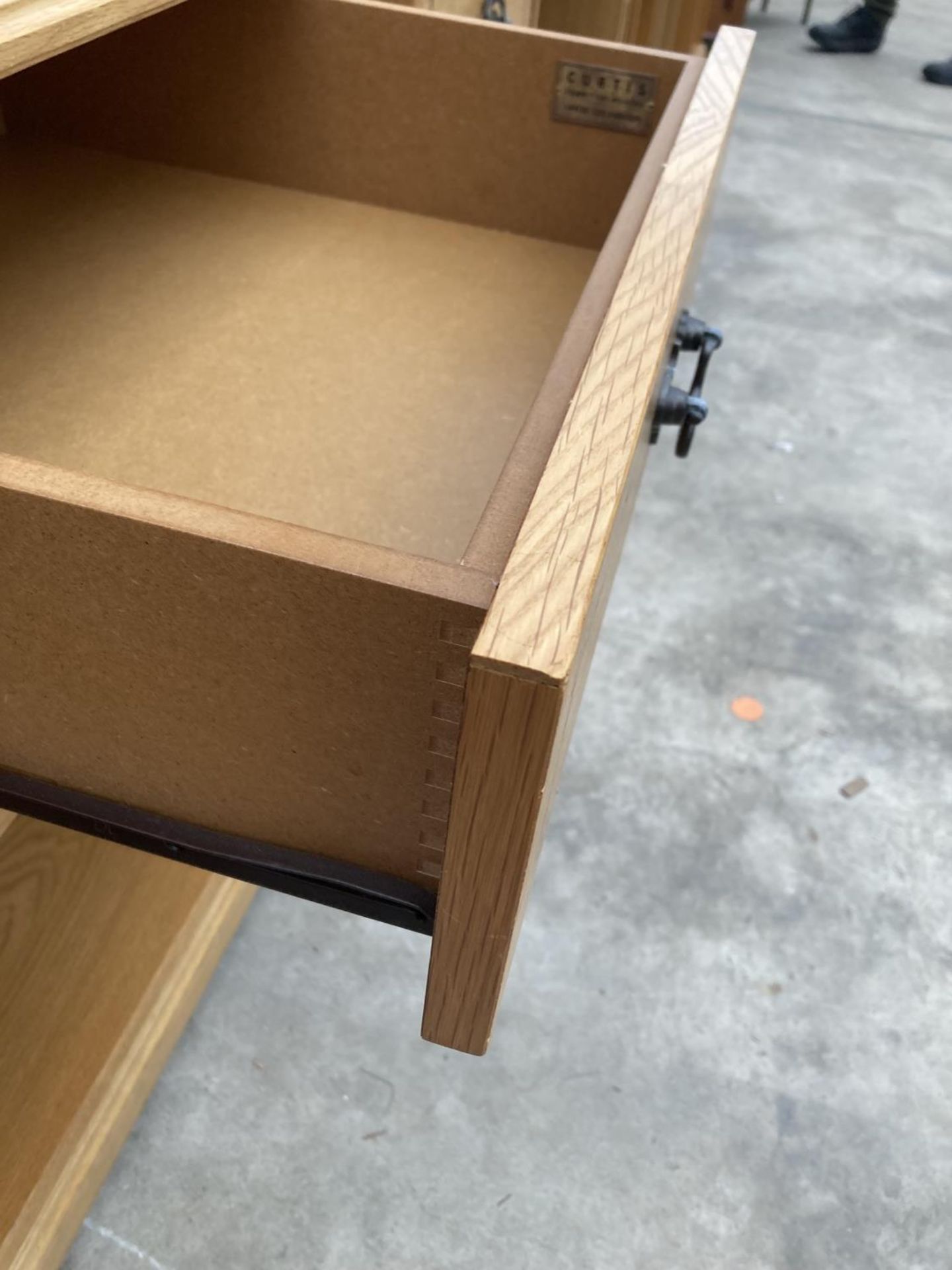 AN OAK AND INLAID CURTIS COMPUTER TABLE, 43" WIDE - Image 4 of 4