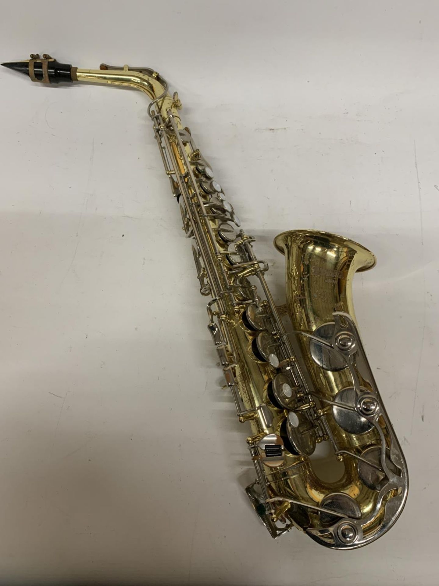 A YAMAHA SAXOPHONE WITH CASE AND A TEACHING BOOK - Image 2 of 24