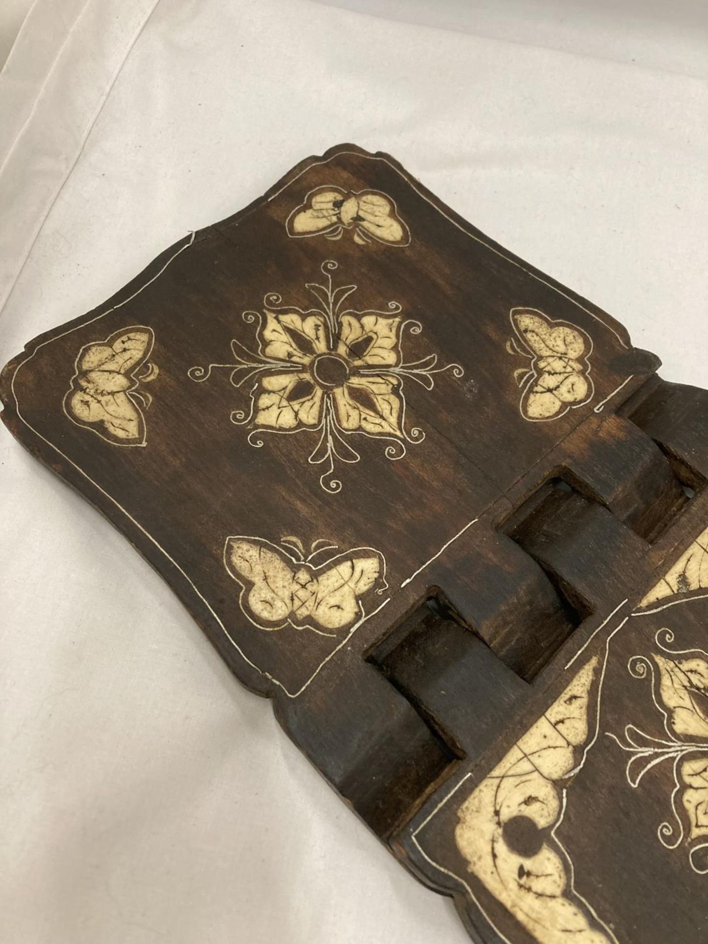 A VINTAGE CARVED CROSSOVER BOOK STAND - Image 2 of 4