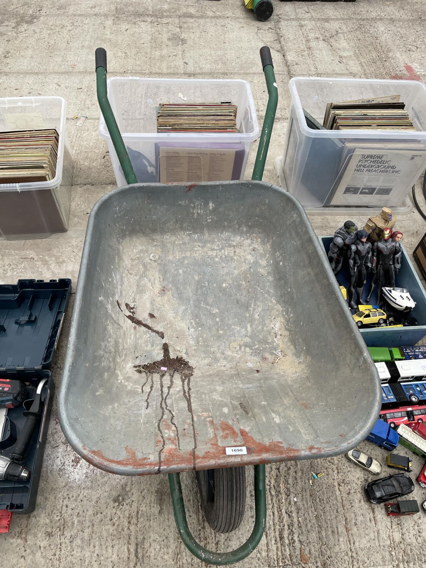 A METAL WHEEL BARROW WITH RUBBER TYRE - Image 2 of 3