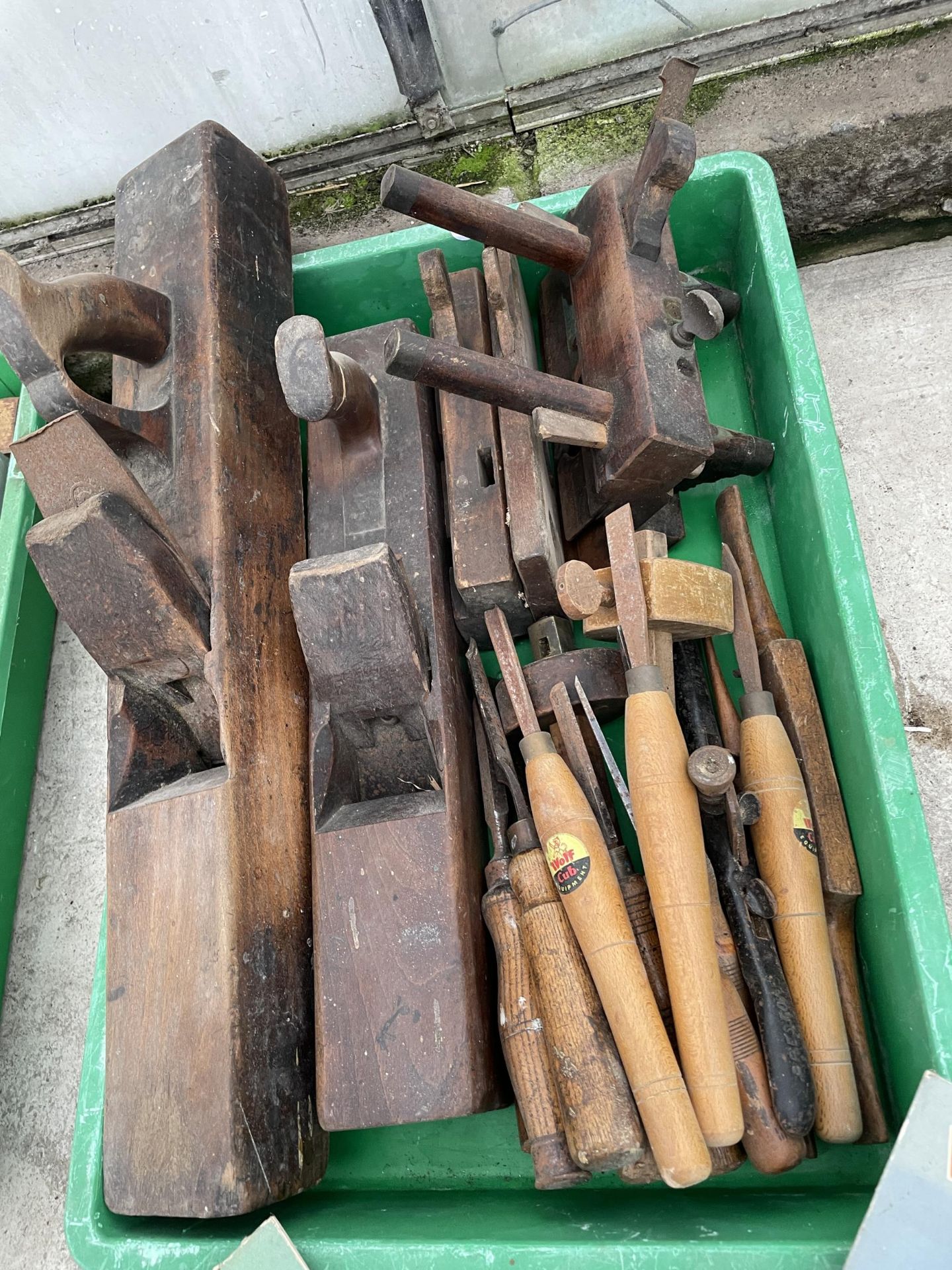 A LARGE ASSORTMENT OF VINTAGE HAND TOOLS TO INCLUDE WOOD PLANES AND HAMMERS ETC - Image 3 of 4