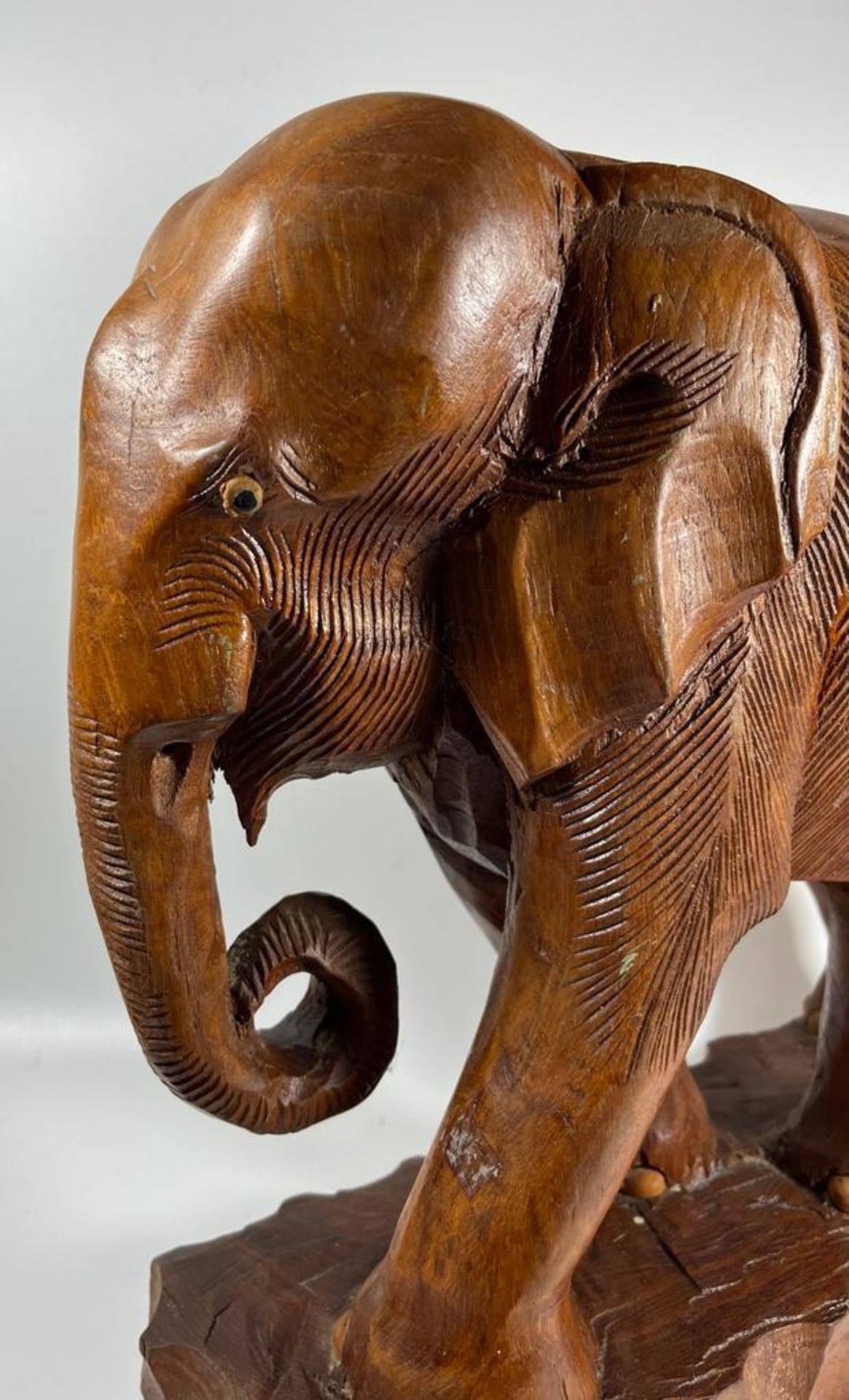 A LARGE AND HEAVY VINTAGE CARVED SOLID TEAK ELEPHANT MODEL, LIKELY CARVED FROM ONE PIECE OF TEAK - Image 2 of 10
