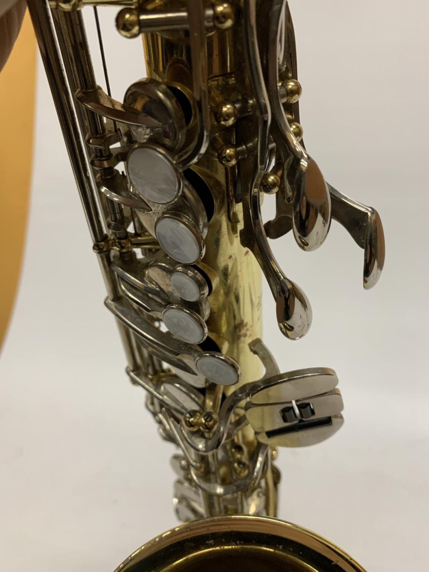 A YAMAHA SAXOPHONE WITH CASE AND A TEACHING BOOK - Image 23 of 24