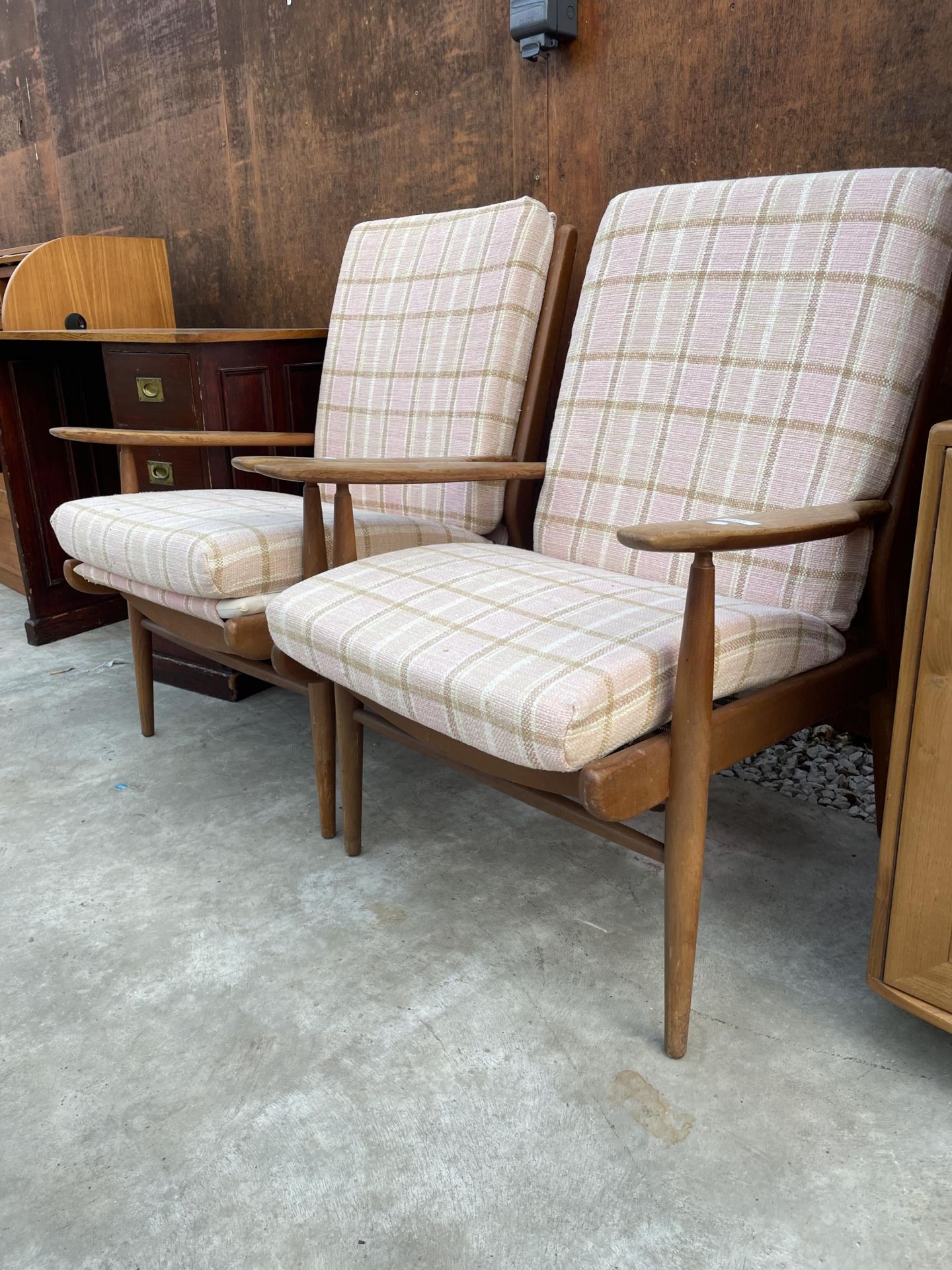 A PAIR OF RETRO ELM AND TEAK FIRESIDE CHAIRS - Image 2 of 2