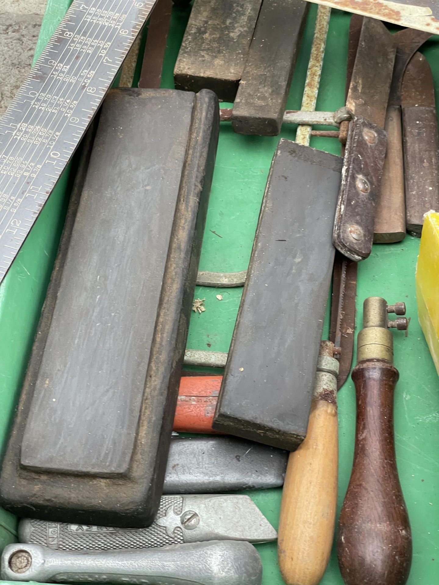 A LARGE ASSORTMENT OF VINTAGE HAND TOOLS TO INCLUDE SAWS AND SPANNERS ETC - Image 3 of 5
