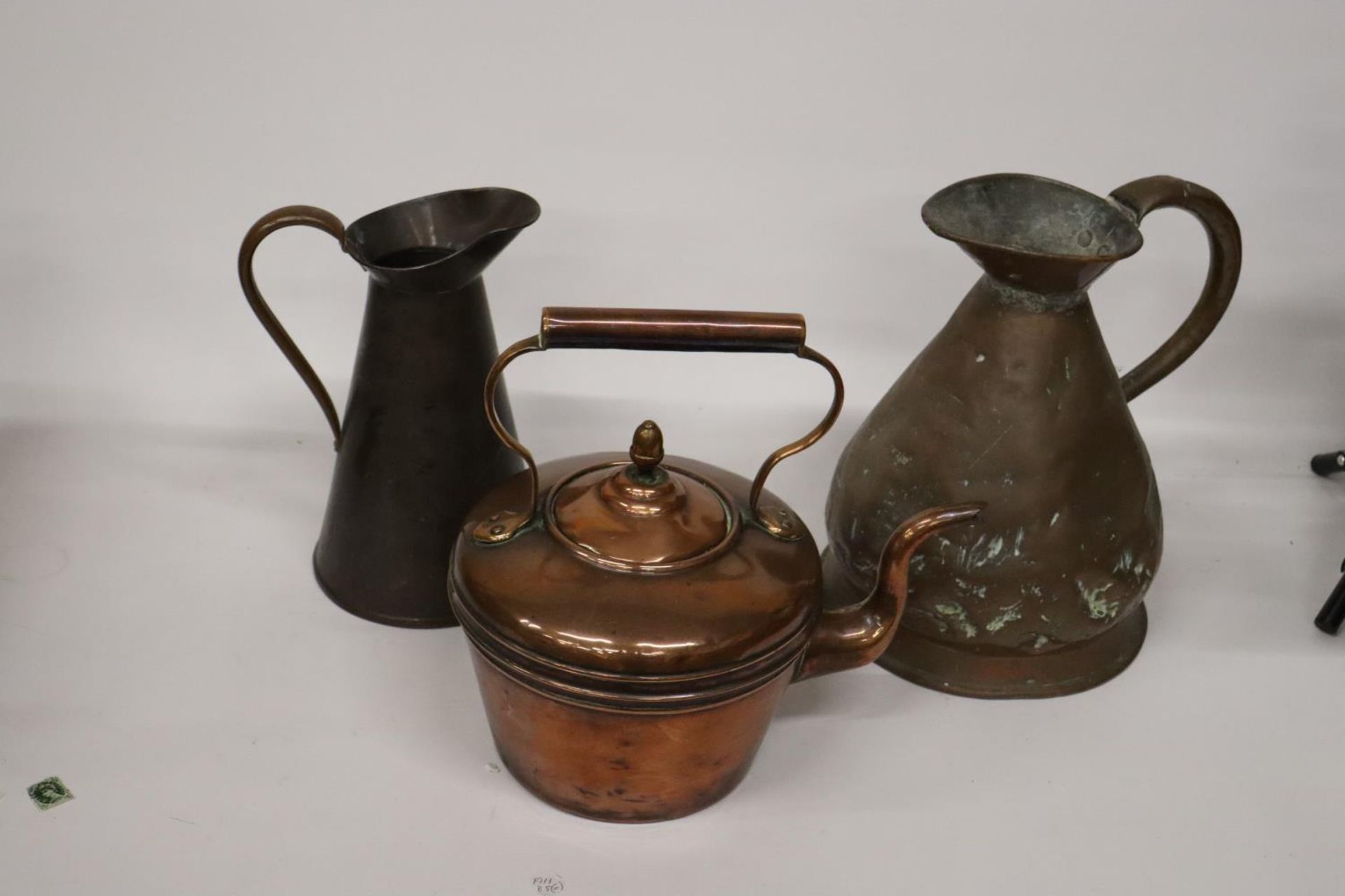 THREE VINTAGE COPPER ITEMS TO INCLUDE A GALLON JUG, SMALLER JUG AND A COPPER KETTLE - Image 3 of 5