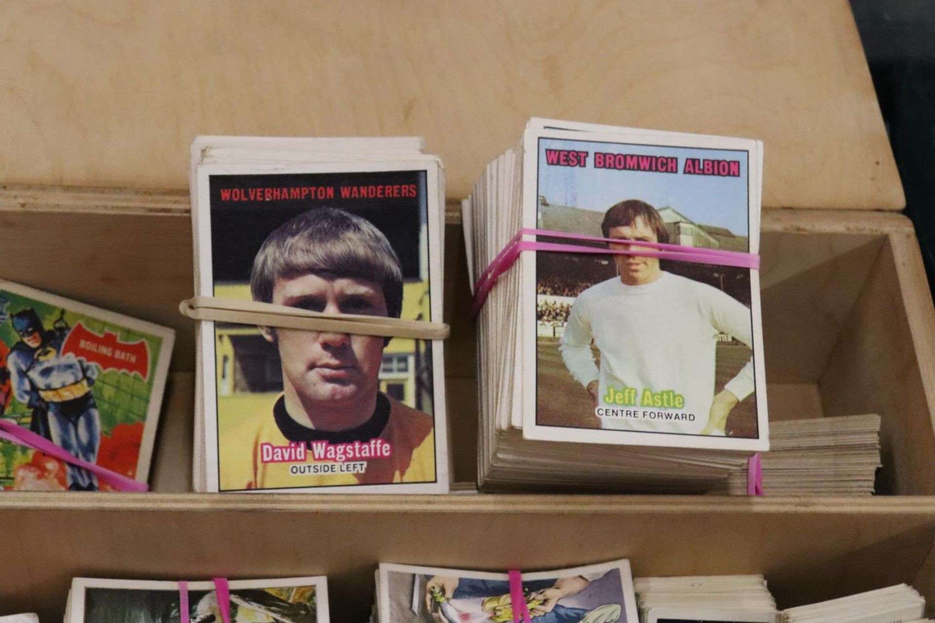 A WOODEN BOX CONTAINING A QUANTITY OF VINTAGE COLLECTABLE CARDS TO INCLUDE FOOTBALL, CIGARETTE - Image 3 of 4