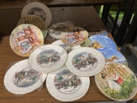 A QUANTITY OF COLLECTORS PLATES TO INCLUDE CHRISTMAS, HORSES, WEDGWOOD, SPODE, COALPORT ETC