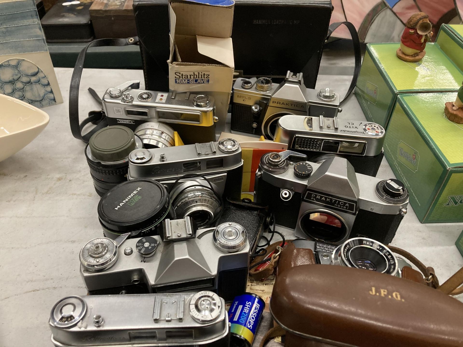 A LARGE COLLECTION OF VINTAGE CAMERAS, CASES, LENS AND FLASHES TO INCLUDE PRATIKA, HANINEX, - Image 3 of 4