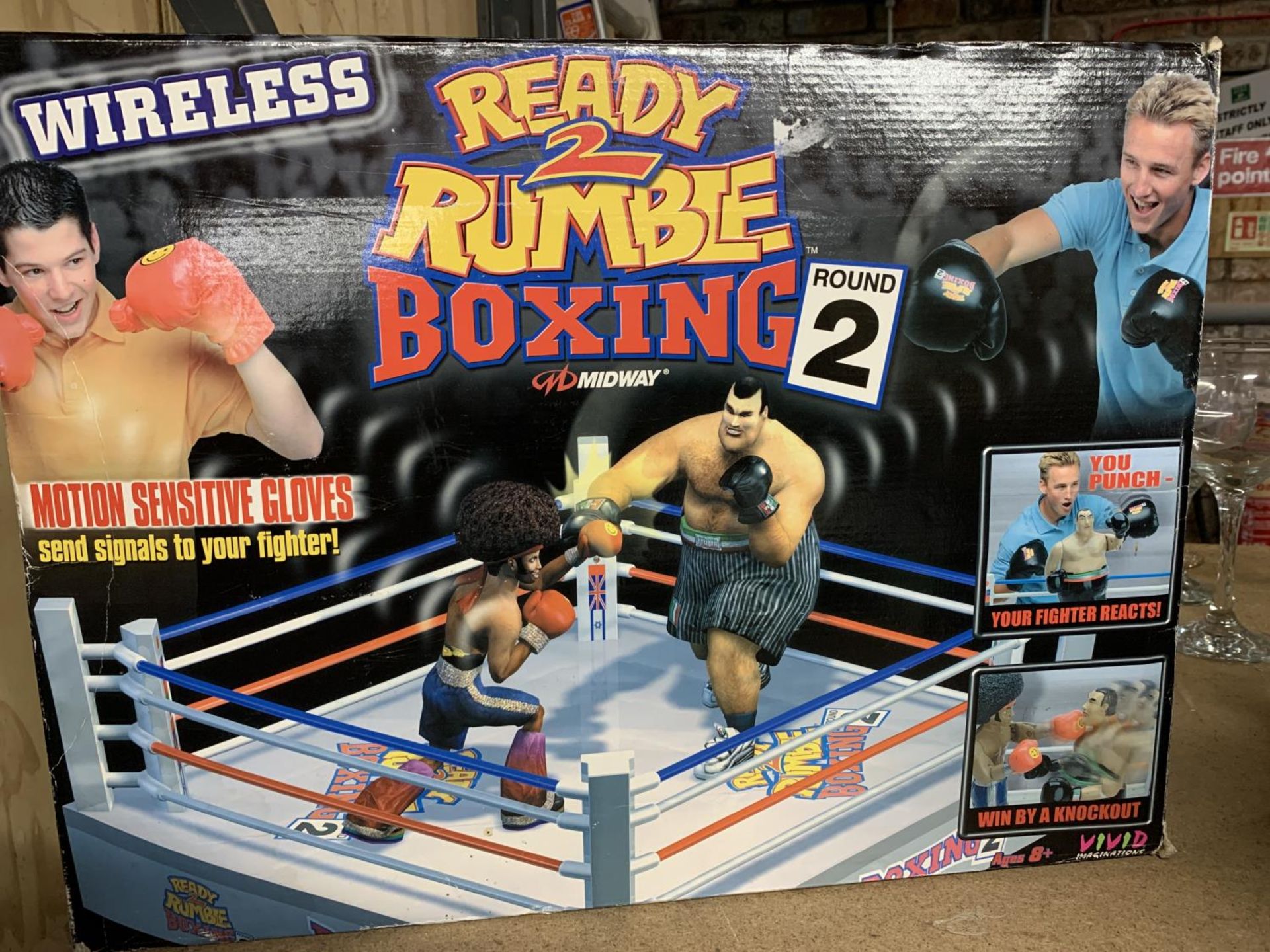 A BOXED WIRELESS 'READY 2 RUMBLE' BOXING SET