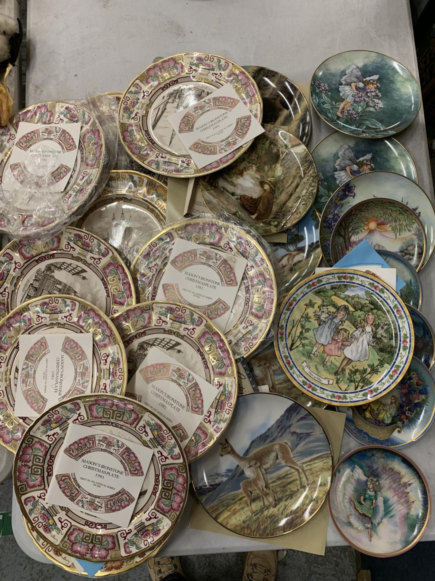 A LARGE COLLECTION OF COLLECTORS PLATES TO INCLUDE MASONS CHRISTMAS PLATES, ROYAL DOULTON ETC - Image 2 of 6