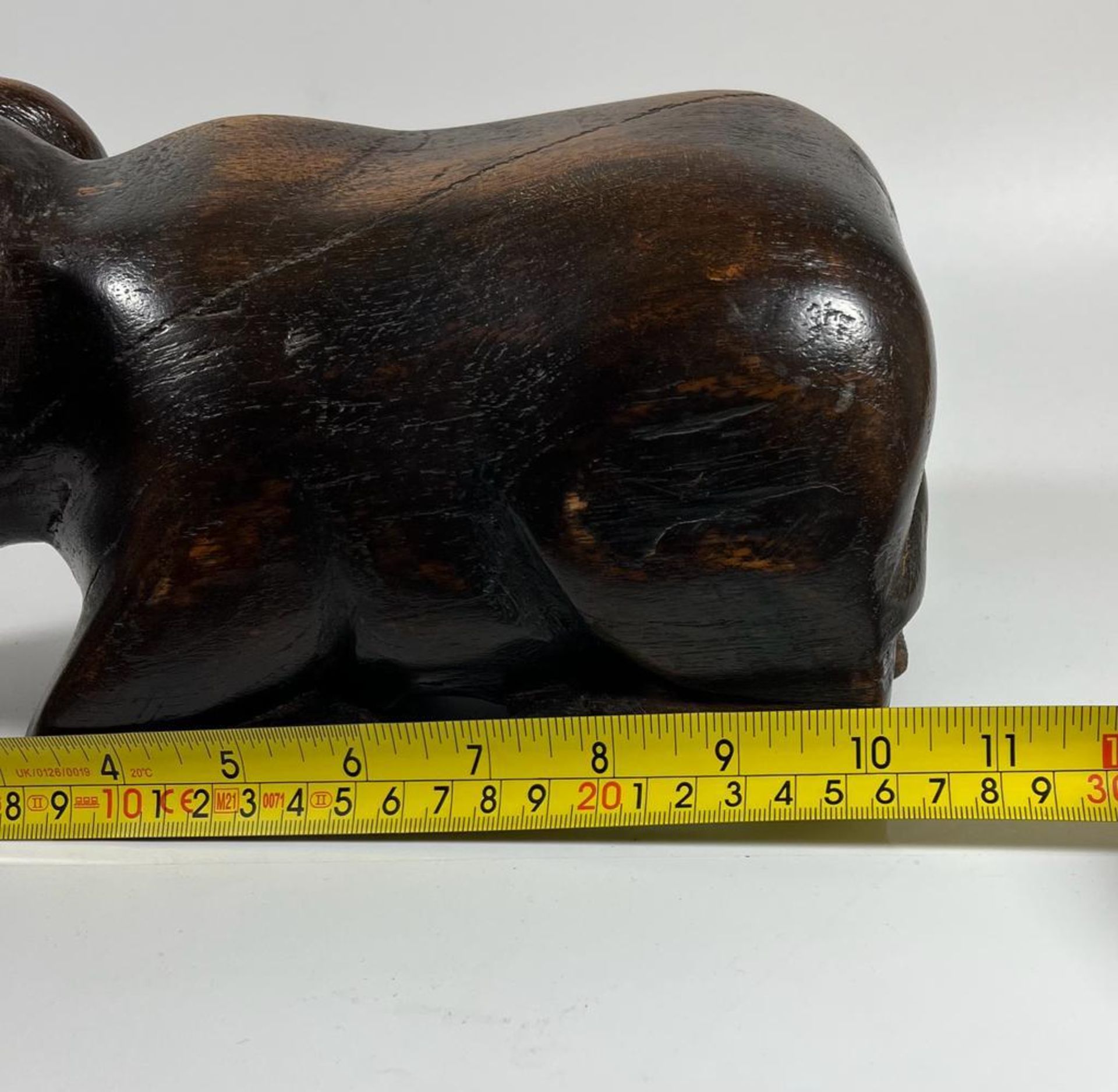 A VINTAGE AFRICAN TRIBAL HARDWOOD MODEL OF A RAM WITH SECRET UNDER CARRIAGE COMPARTMENT, LENGTH 27 - Image 7 of 7