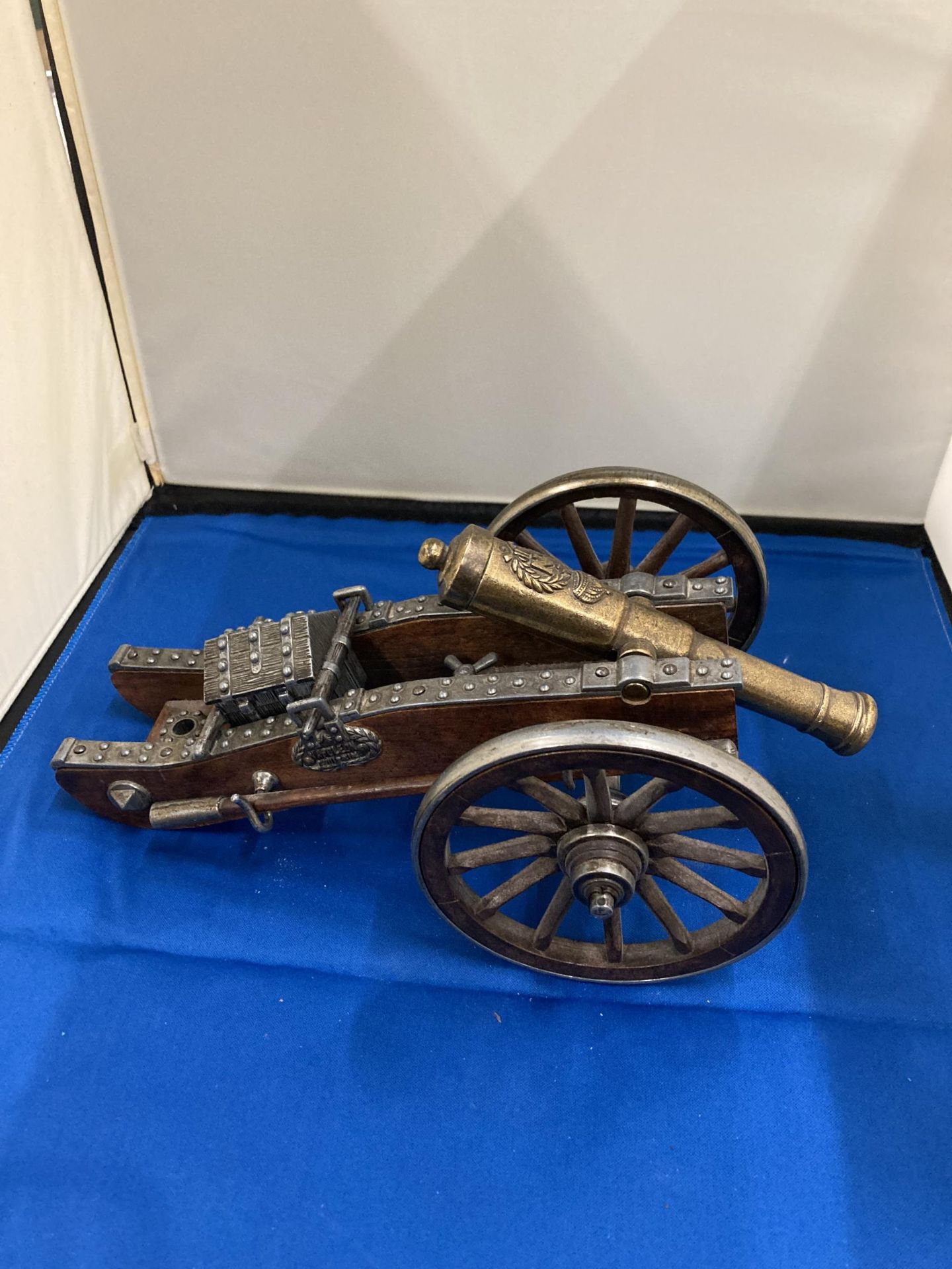 A BRASS AND METAL CANON, LENGTH 28CM, HEIGHT APPROX 12CM - Image 3 of 3