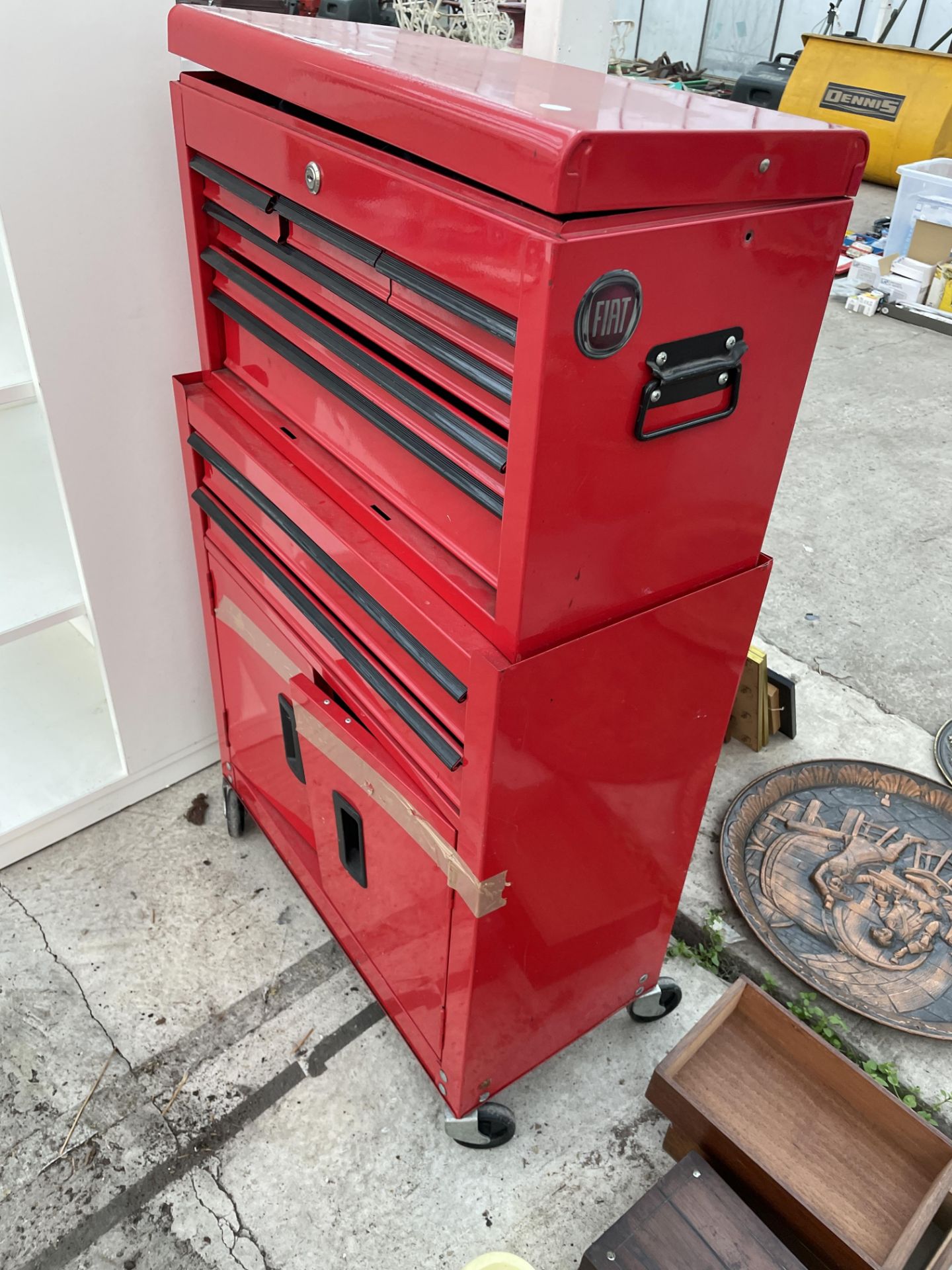 A FOUR WHEELED METAL WORKSHOP TOOL CHEST WITH MULTIPLE DRAWERS AND LOWER CUPBOARD - Bild 2 aus 2