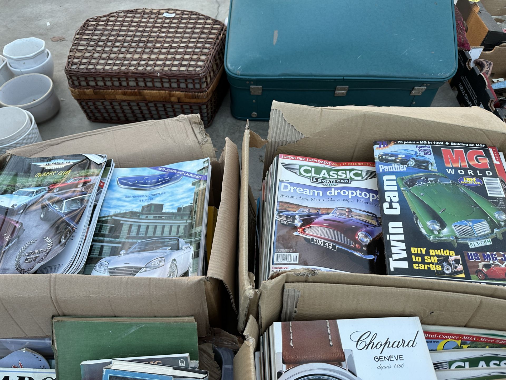 A LARGE ASSORTMENT OF MAGAZINES AND BOOKS TO INCLUDE CLASSICCARS ETC - Image 3 of 3