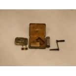 A MIXED VINTAGE LOT TO INCLUDE A BOXED GILETTE RAZOR, CUFFLINKS, MOOSE BELT BUCLE, COIN HOLDER AND