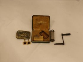 A MIXED VINTAGE LOT TO INCLUDE A BOXED GILETTE RAZOR, CUFFLINKS, MOOSE BELT BUCLE, COIN HOLDER AND