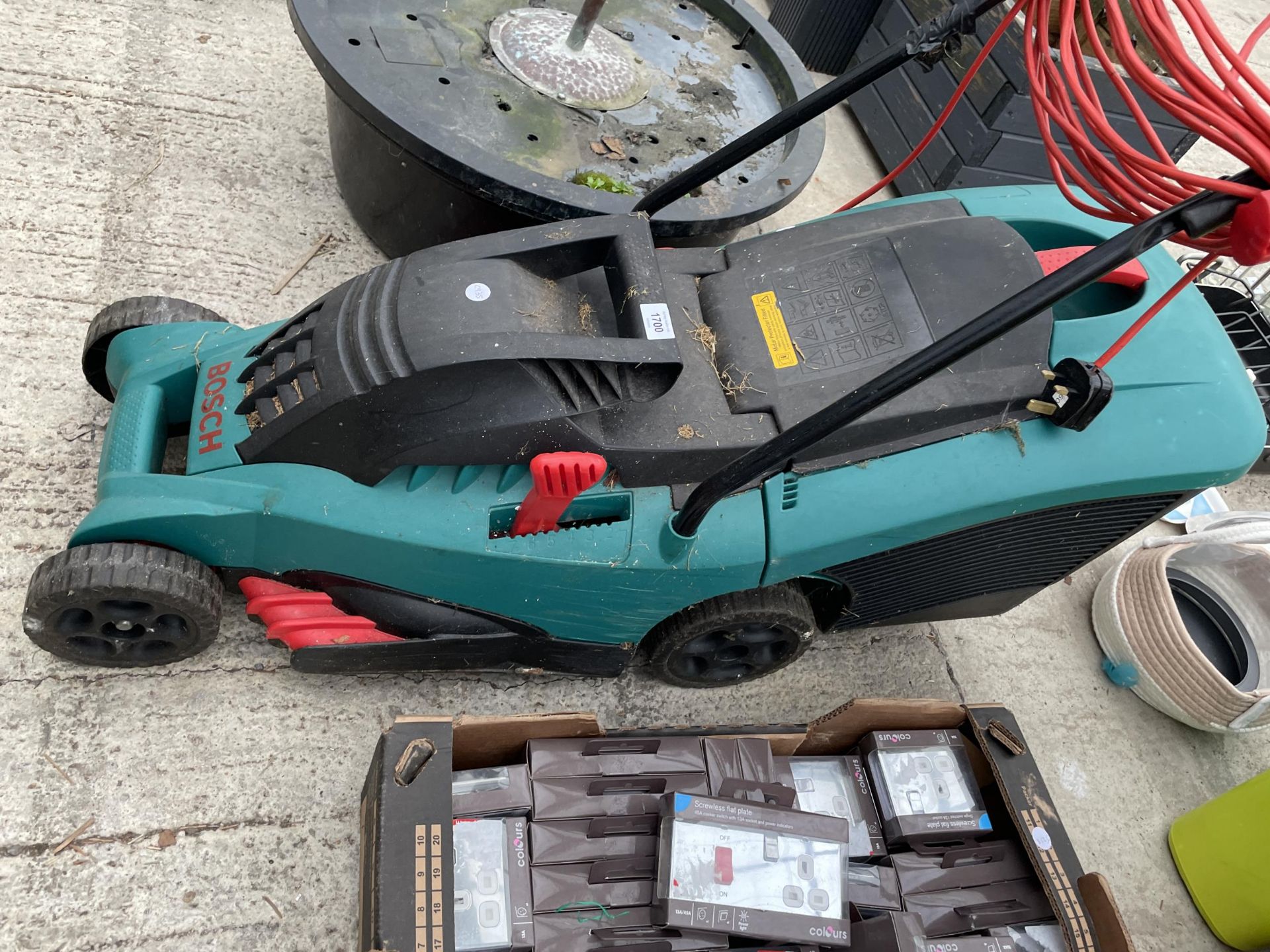 AN ELECTRIC BOSCH ROTAK 34 LAWN MOWER - Image 2 of 4