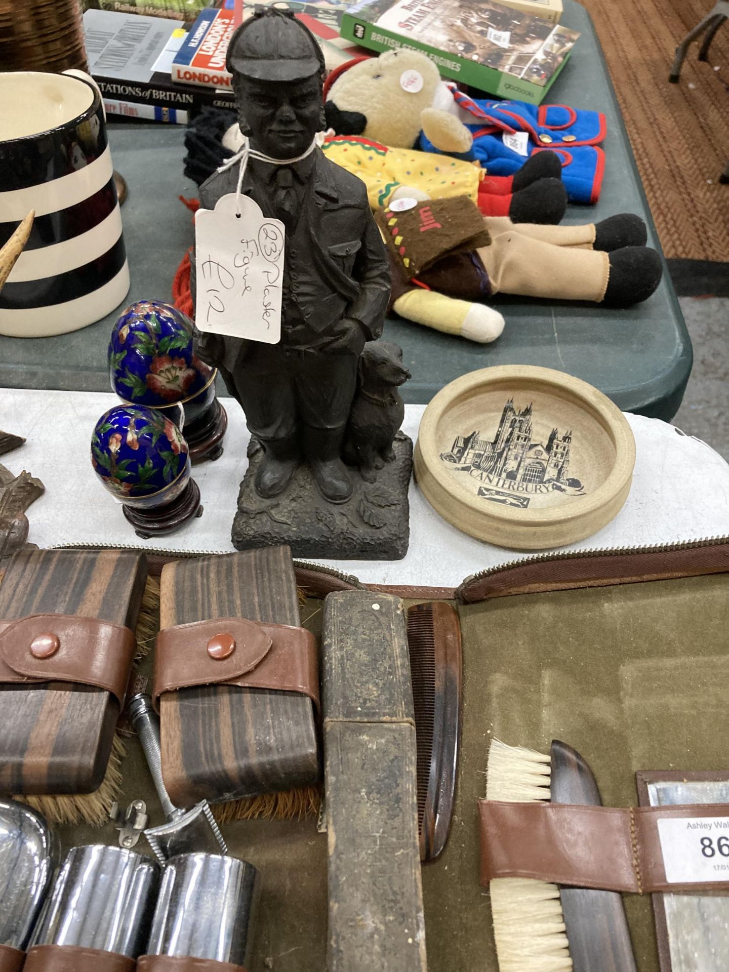 A MIXED LOT TO INCLUDE A GENTLEMAN'S GROOMING KIT, FIGURES, A VINTAGE TAPE MEASURE, ETC - Image 4 of 4