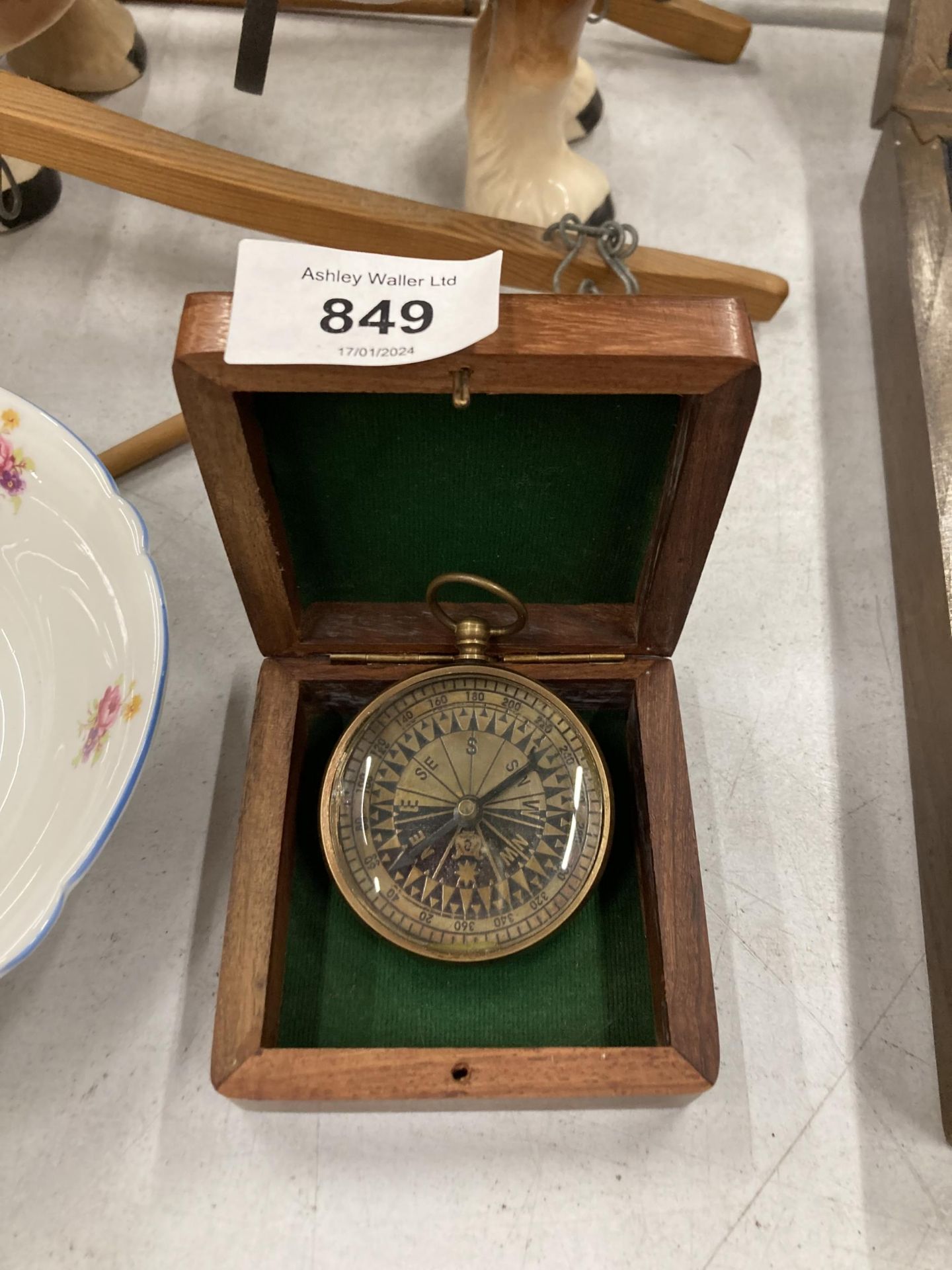 A VINTAGE STYLE 'MADE FOR ROYAL NAVY' COMPASS IN A WOODEN BOX