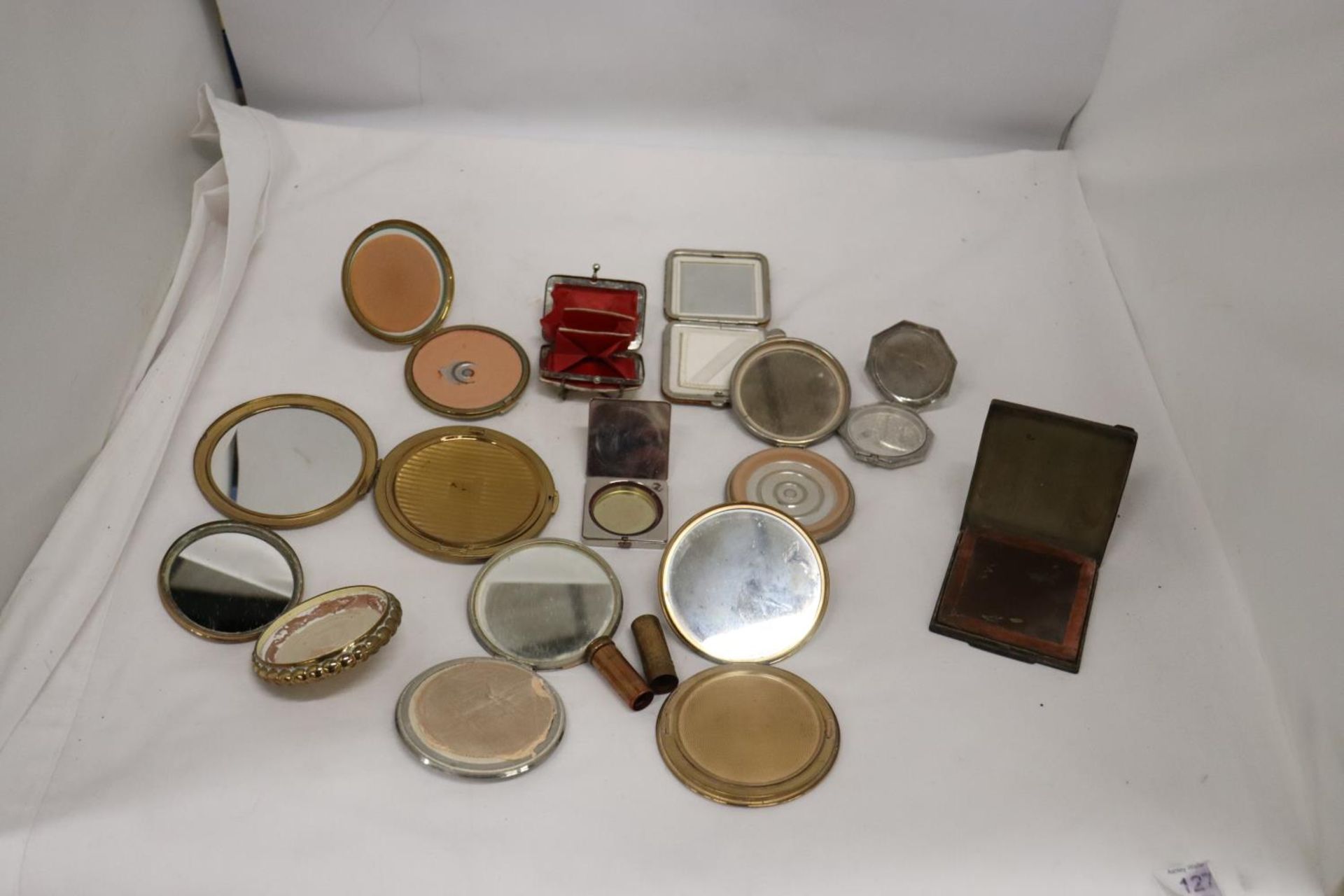 A COLLECTION OF VINTAGE COMPACTS TO INCLUDE STRATTON, ETC - Bild 3 aus 7